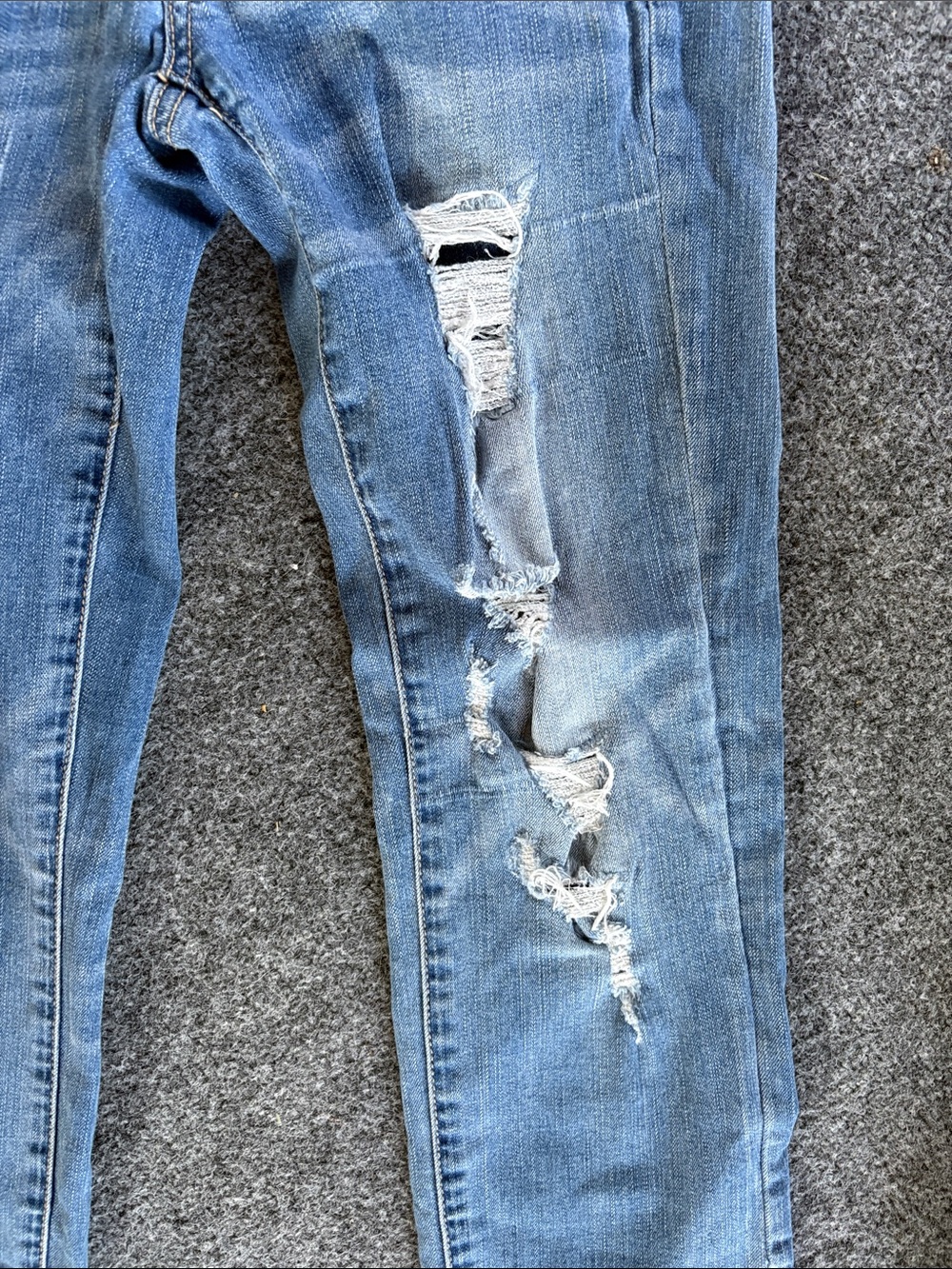 American Eagle Outfitters Light Blue Distressed Jeans - Artist Crop - Size 4 - Picture 4 of 7